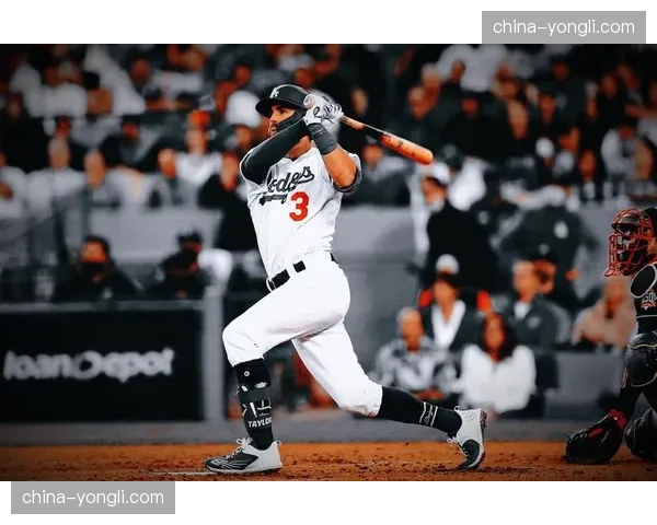 堪萨斯城一男子因闯入皇家队球场并试图偷走本垒板被捕