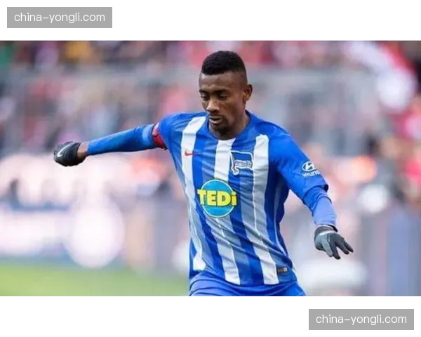 德甲“多屏协同观赛”模式允许用户同时查看主画面、战术板、更衣室花絮等多路信号